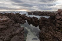 Formaciones rocosas y océano, De Kelders, Cabo Occidental, Sudáfrica. - foto de stock