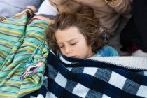 Молодий хлопчик, що відпочиває під ковдрою, Де Кедерс, Західний Кейп, ПАР.. — стокове фото