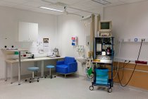Facilidades para pacientes en un hospital moderno, camas y bahías para pacientes, equipos electrónicos y cortinas - foto de stock