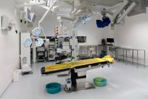 Moderna sala operatoria ben attrezzata in un nuovo ospedale. — Foto stock