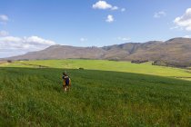 Chico joven caminando, Stanford Valley Guest Farm, Stanford, Western Cape, Sudáfrica. - foto de stock