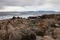 Felsformationen und Ozean, De Kelders, Western Cape, Südafrika. — Stockfoto