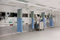 Sala de recuperação fora da sala de operações em um hospital. Cortinas, cortinas azuis em torno de baías de pacientes — Fotografia de Stock
