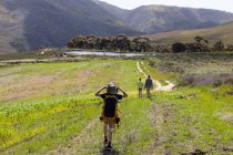 Randonnée pédestre pour jeunes garçons, Stanford Valley Guest Farm, Stanford, Western Cape, Afrique du Sud. — Photo de stock