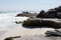 Підліток вивчає скелястий берег на узбережжі Атлантичного океану. — стокове фото