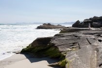 Adolescente explorando uma costa rochosa na costa do oceano Atlântico — Fotografia de Stock