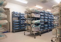 Ripostiglio in un moderno ospedale, file di kit sterili in tessuto blu. — Foto stock