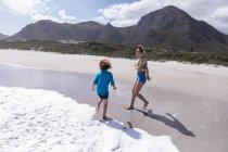 Bambini che giocano a surf, Grotto Beach, Hermanus, Western Cape, Sudafrica. — Foto stock