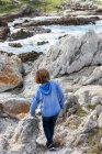 Kleiner Junge in blauem Hemd geht auf dem Weg zum Strand — Stockfoto