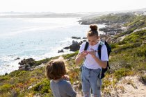 Adolescente e fratello minore escursioni sul sentiero costiero De Kelders, Sud Africa — Foto stock