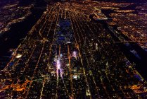 The city of New York City, Manhattan, aerial view at night. — Foto stock