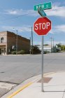Зупинити знак на перехресті в маленькому містечку . — стокове фото