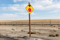 Pare de assinar à frente, um sinal amarelo e círculo vermelho com seta, sinal de segurança na estrada. — Fotografia de Stock