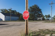Stop sign at a road intersection. — Stockfoto