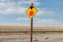 Pare de assinar à frente, um sinal amarelo e círculo vermelho com seta, sinal de segurança na estrada. — Fotografia de Stock