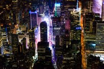 The city of New York City, Manhattan, aerial view at night. — Stockfoto