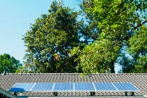Sonnenkollektoren auf einem traditionellen chinesischen Dach. Bereitstellung von gespeicherter grüner Solarenergie, — Stockfoto