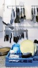 Une cuisine avec vaisselle dans un rack et rangement suspendu de couteaux et ustensiles de cuisine — Photo de stock