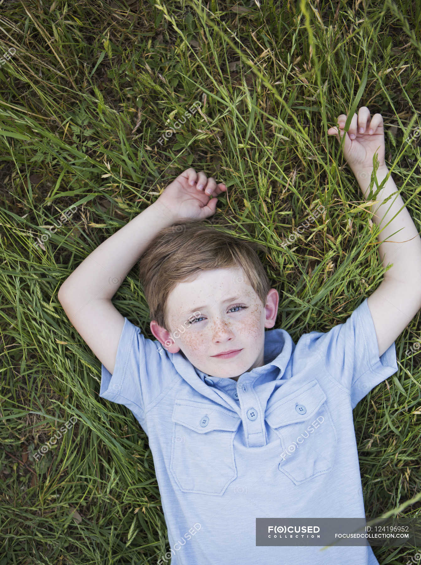 Мальчик лежит на траве. Человек 10 лет лежал. Мужчина лежит. Человек без сознания на улице. Человек 10 лет лежал.