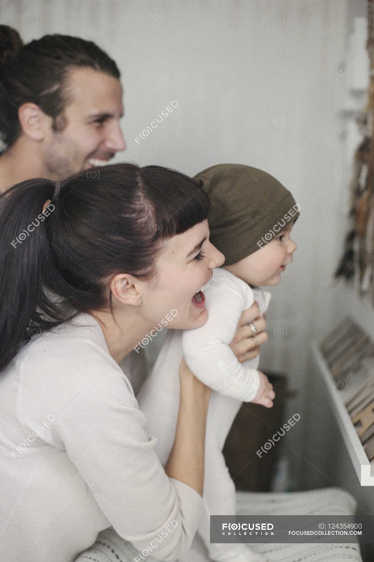 Parents with their baby, looking in the mirror. — Baby boy, beauty ...