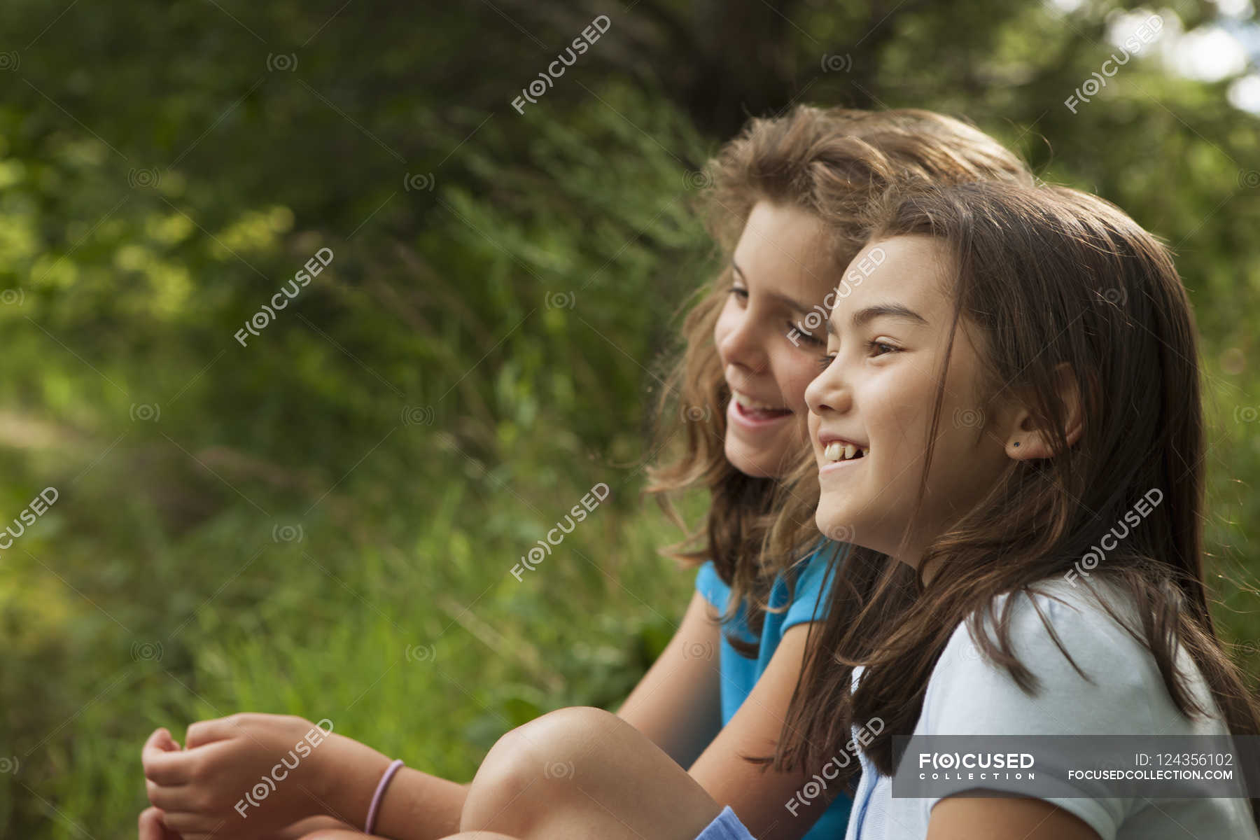 Niñas Niños Fotos De Stock Imágenes Sin Royalties Focused 