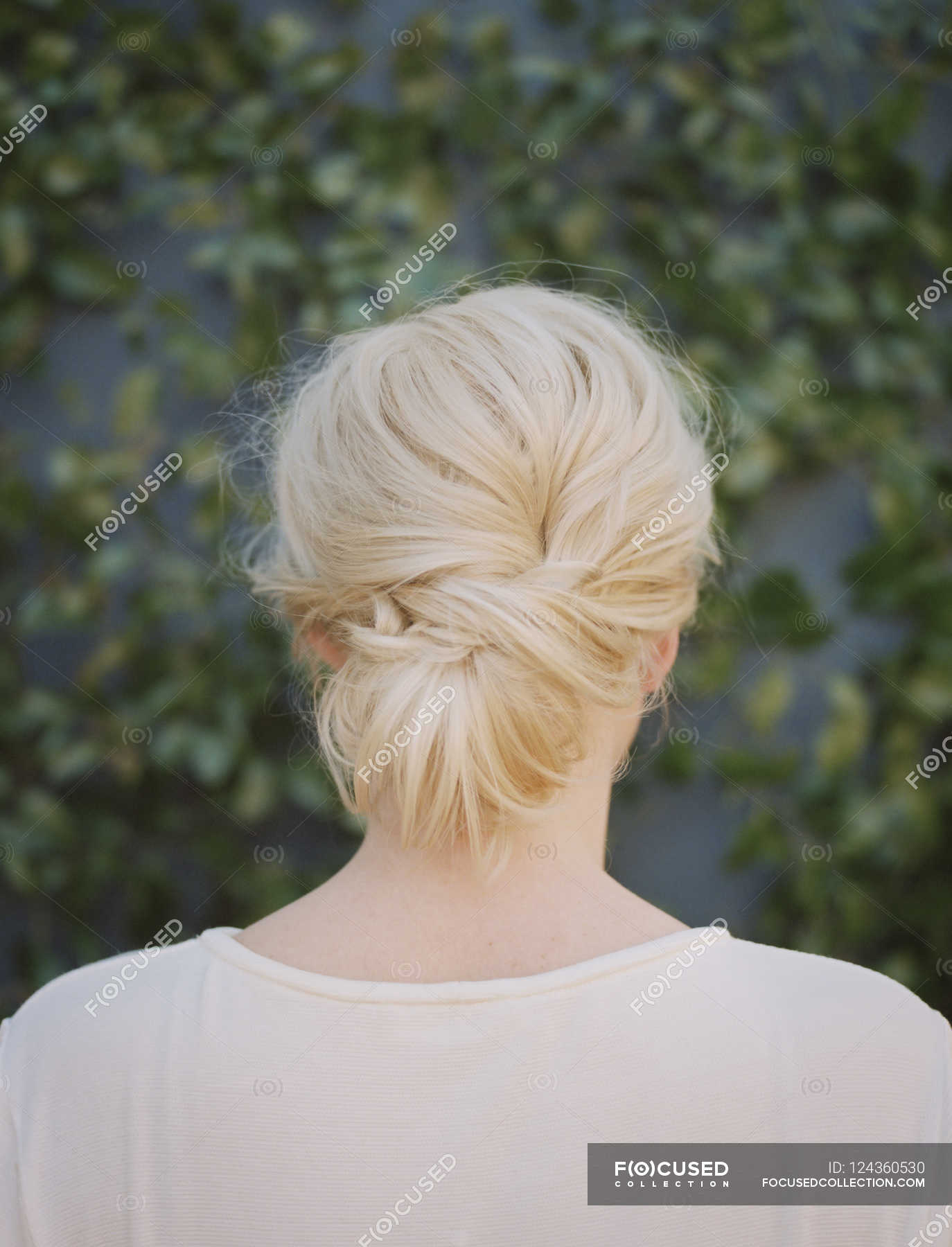 Фотография на тему Вид сзади блондинки на фоне деревьев | PressFoto