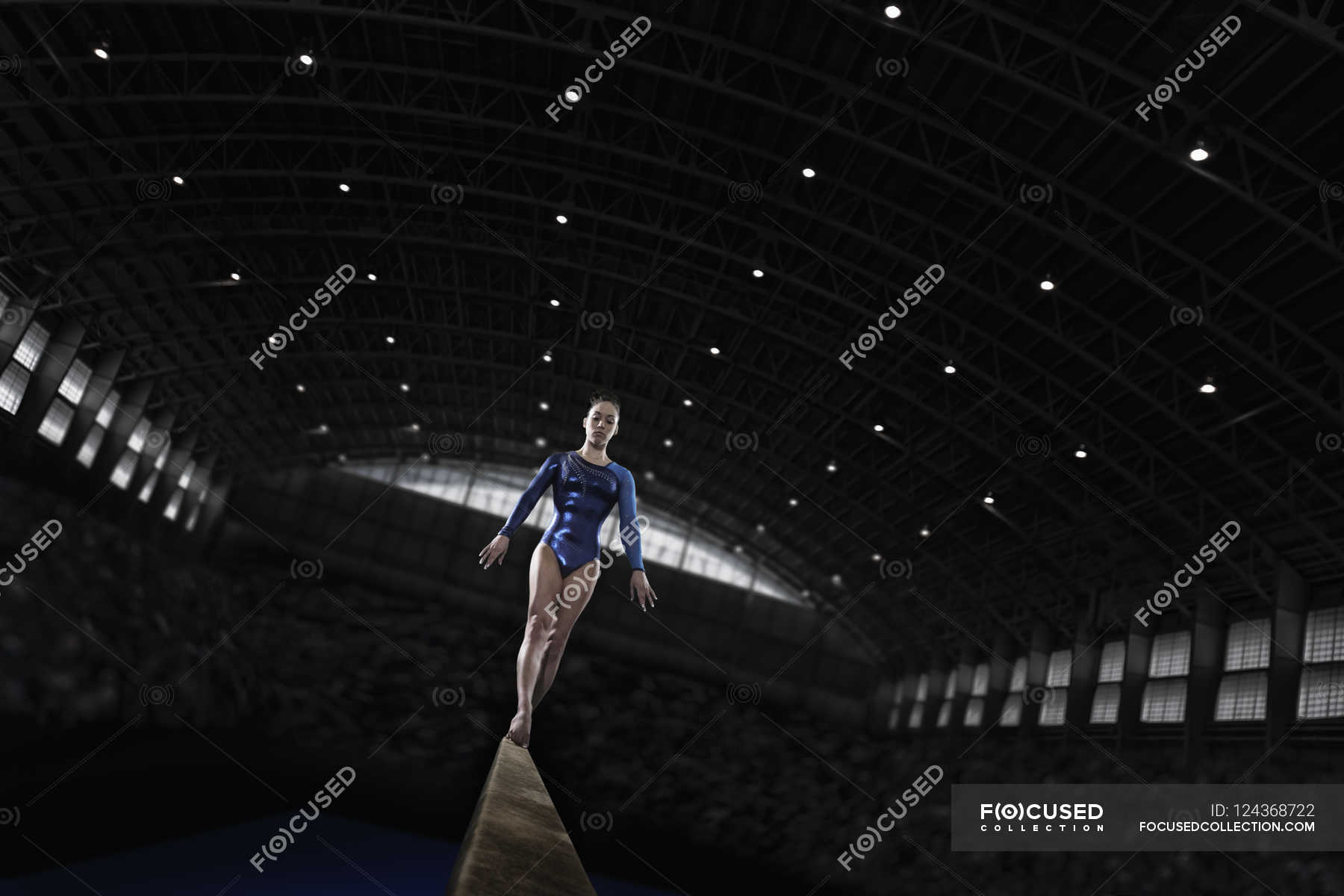 Mujer gimnasta realizar en la viga — Imagen en color, fotografía