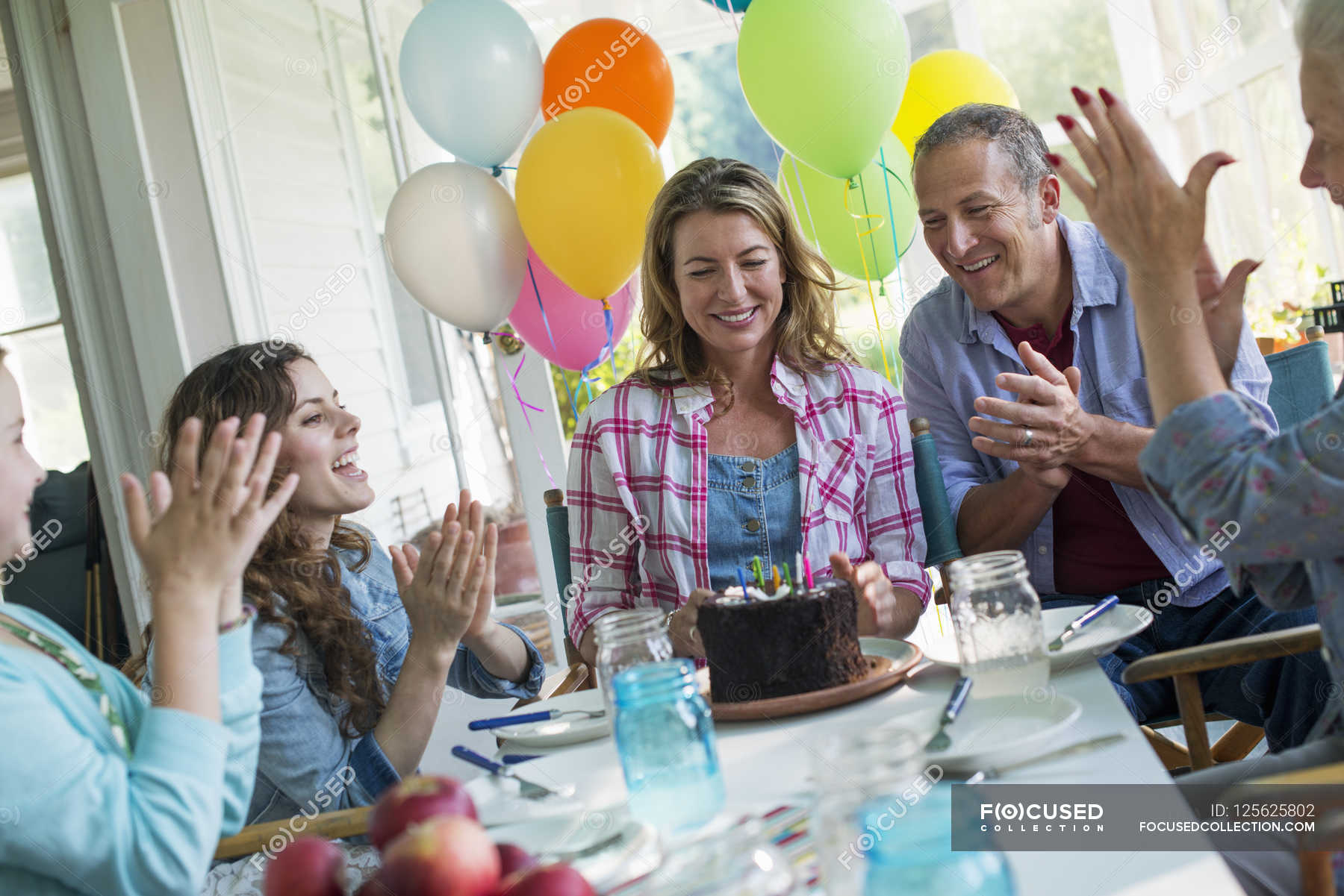 Birthday party in a farmhouse kitchen. — birth cake, balloon - Stock