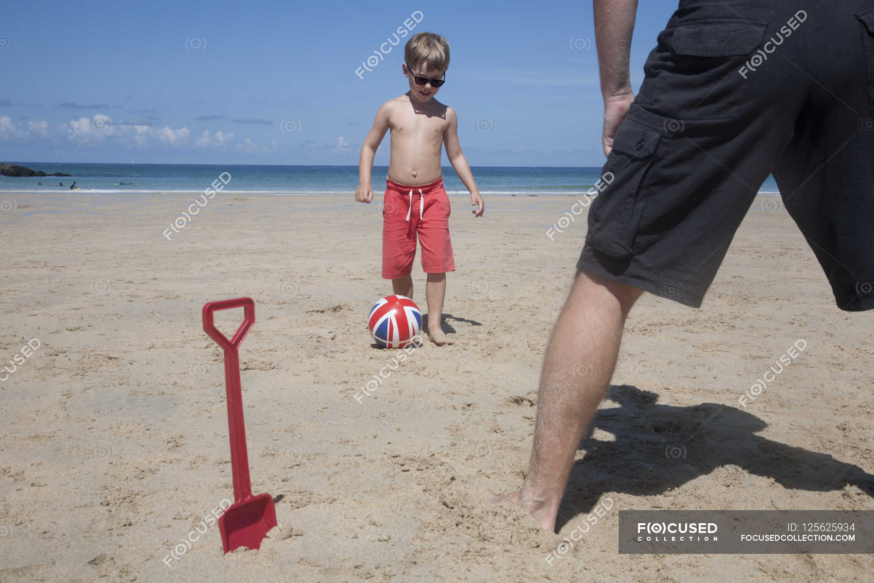 Отец и сын играют в футбол — Игры для отдыха, Лето - Stock Photo ...