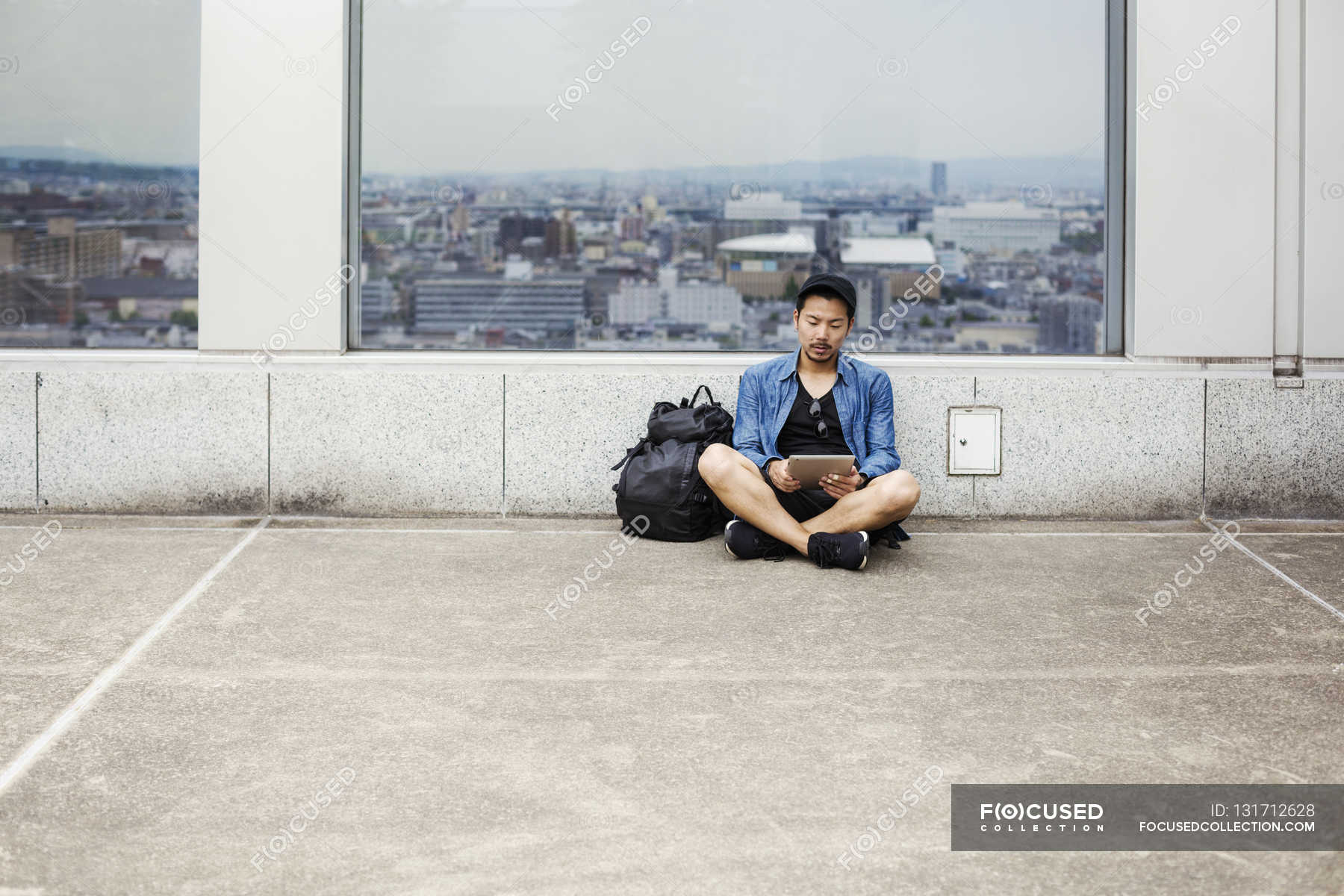 Hombre Sentado En El Suelo Contenedor Patas Cruzadas Stock Photo 131712628