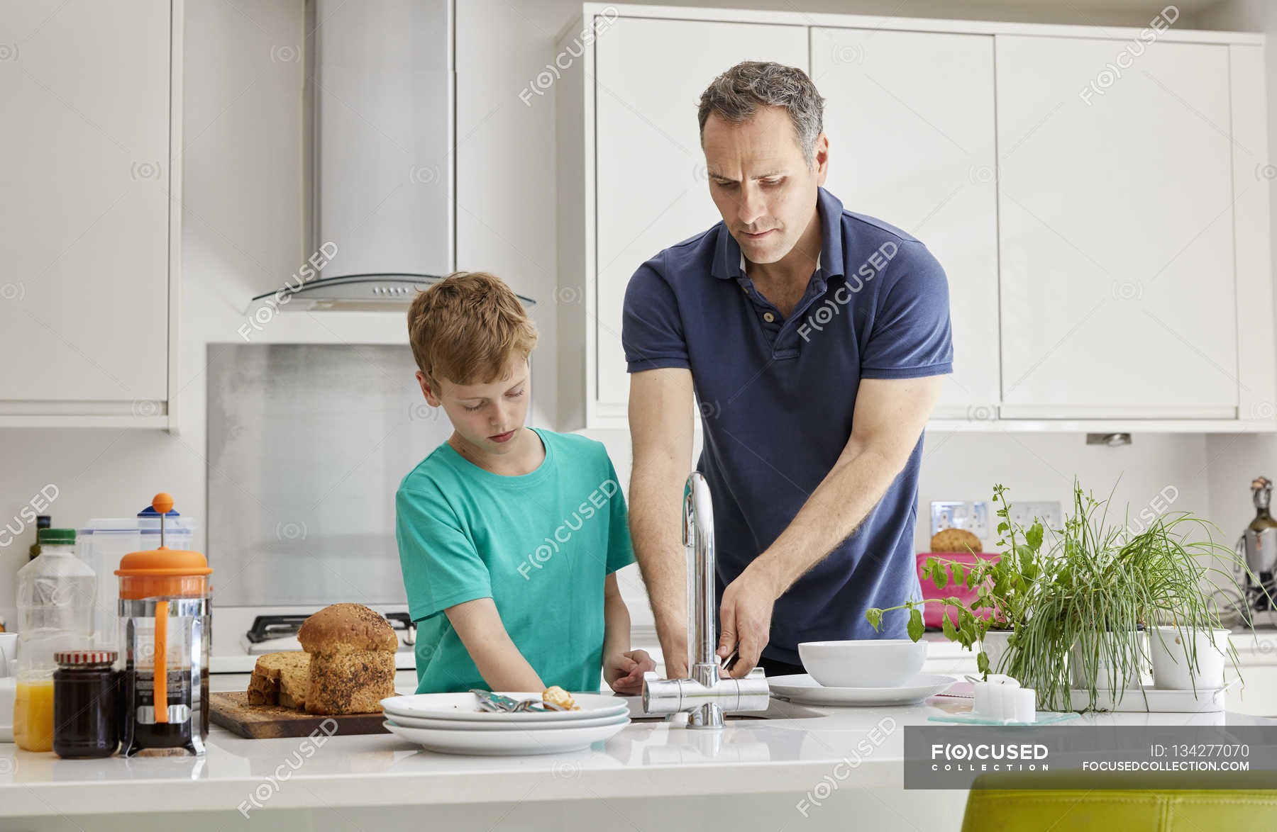 They do the washing up. Do the washing up фото. Washing the dishes with dad. Boy doing washing up. A boy doing housework.