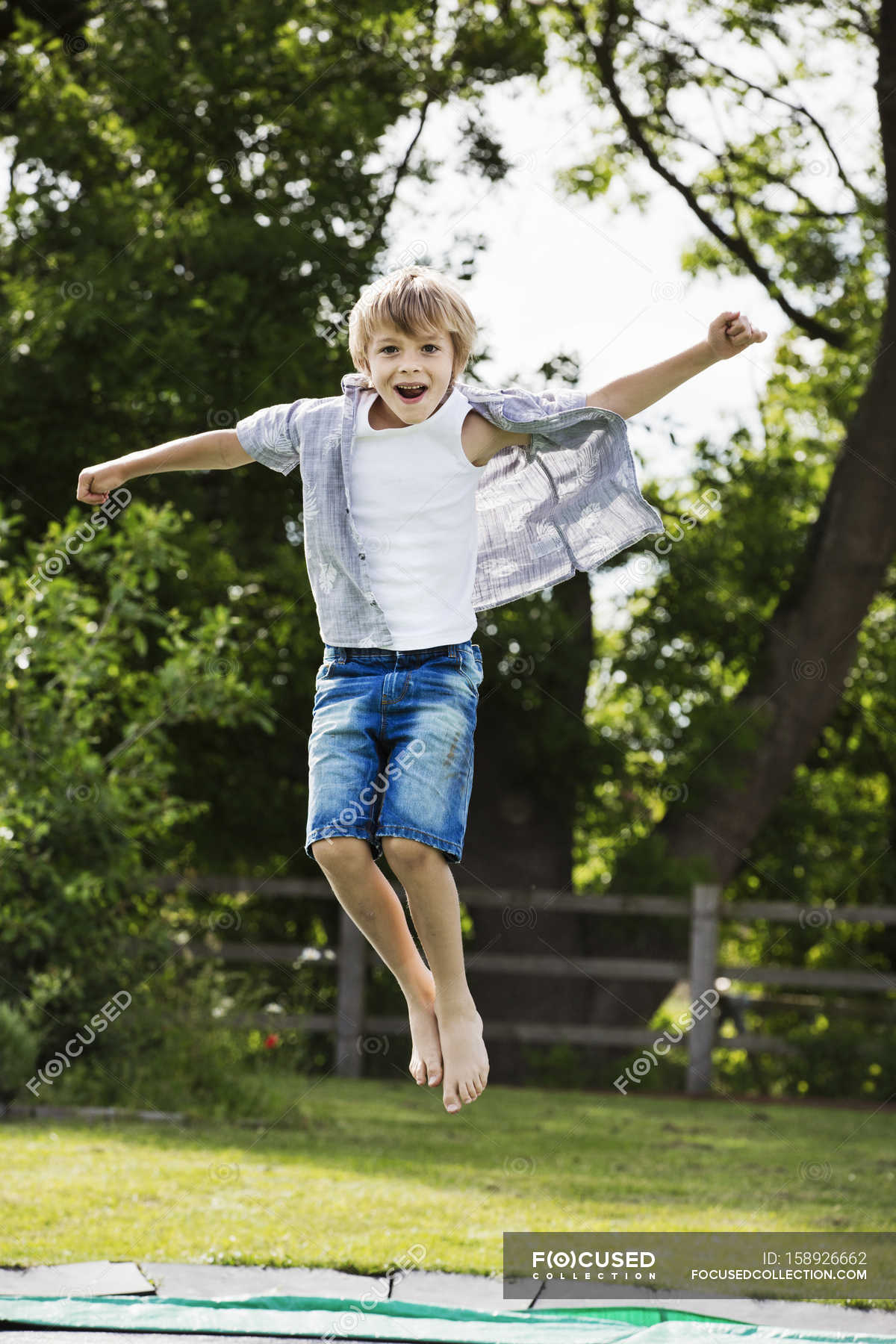Шорты прыгать. Мальчик прыгает на батуте. Босиком на батуте мальчик. Дети босиком на батуте. Девочка прыгает на мальчике.