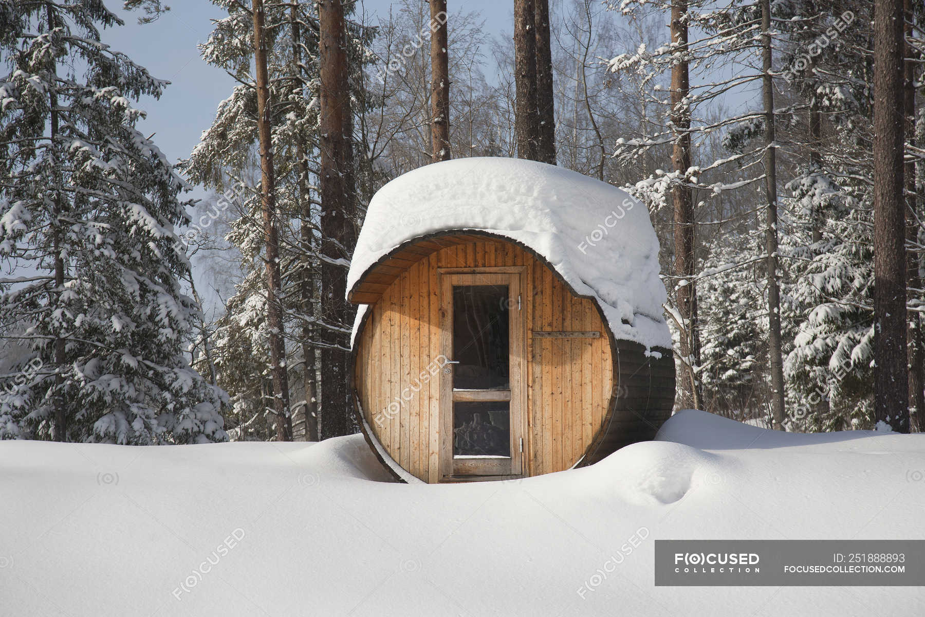 Баня бочка зимой в лесу