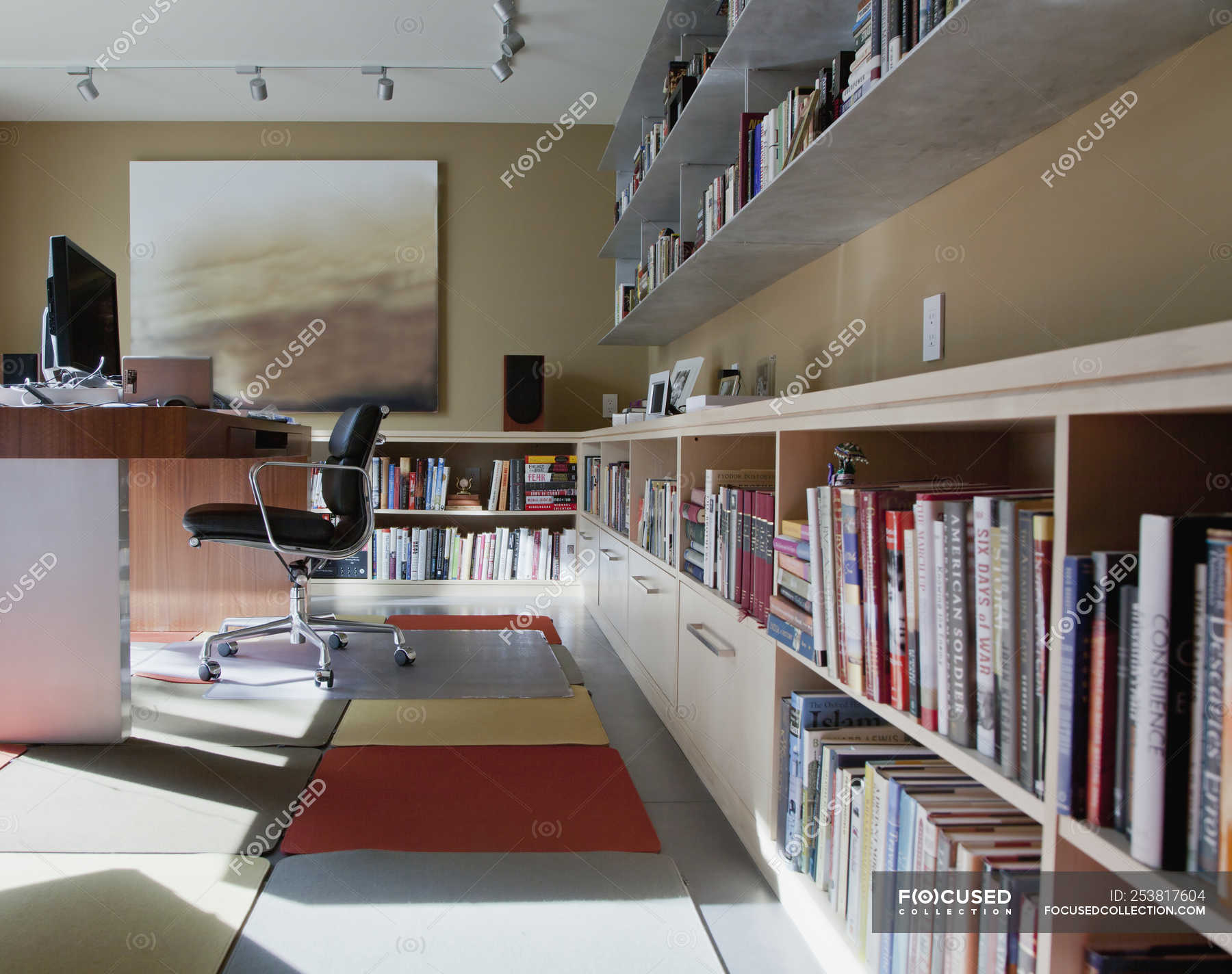 Books lining shelves in home office in Seattle, Washington, USA — office  chair, Home Interior - Stock Photo | #253817604