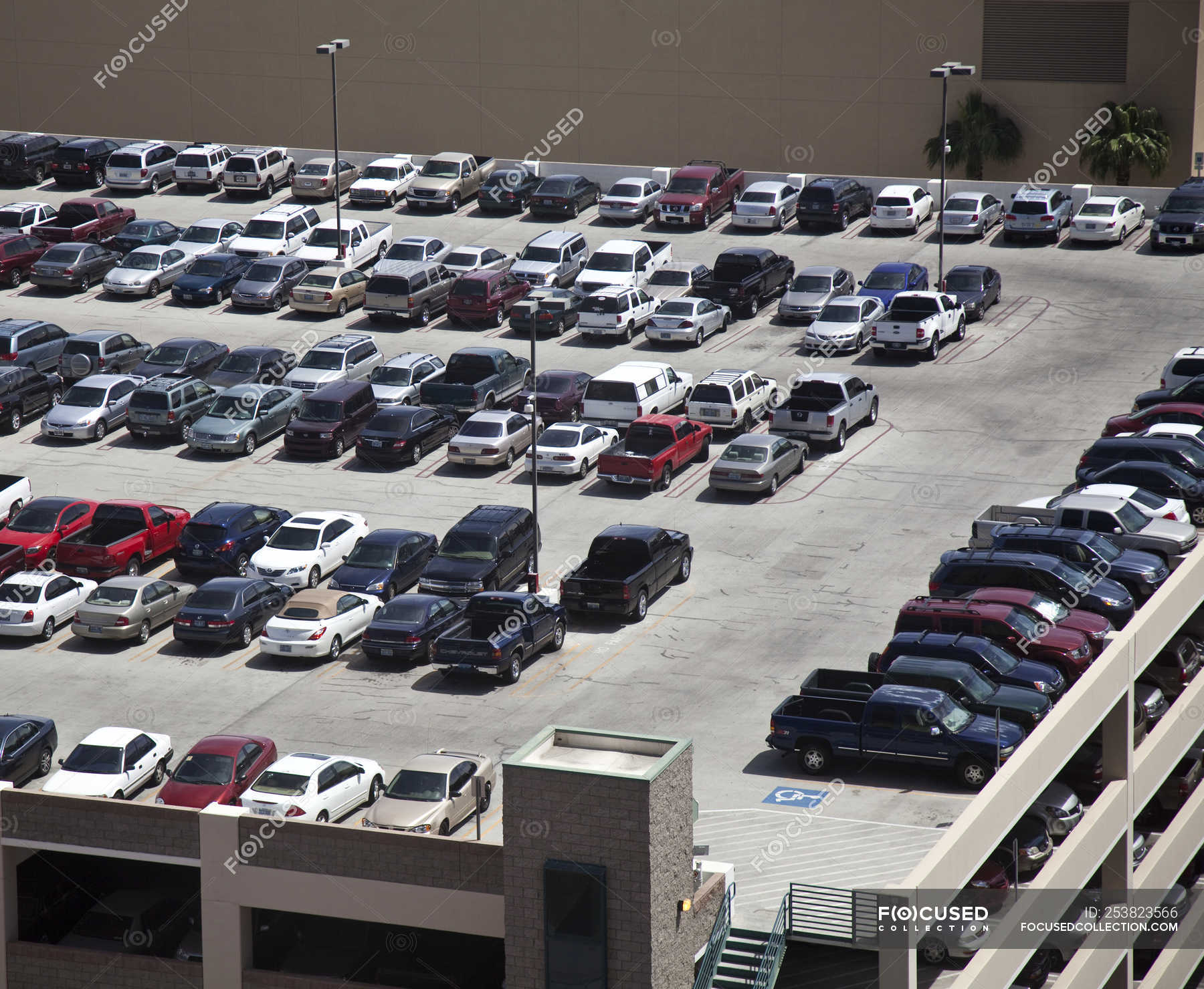 At lyve parfume Få kontrol Cars parked on rooftop parking structure in Las Vegas, Nevada, USA — rows,  architecture - Stock Photo | #253823566