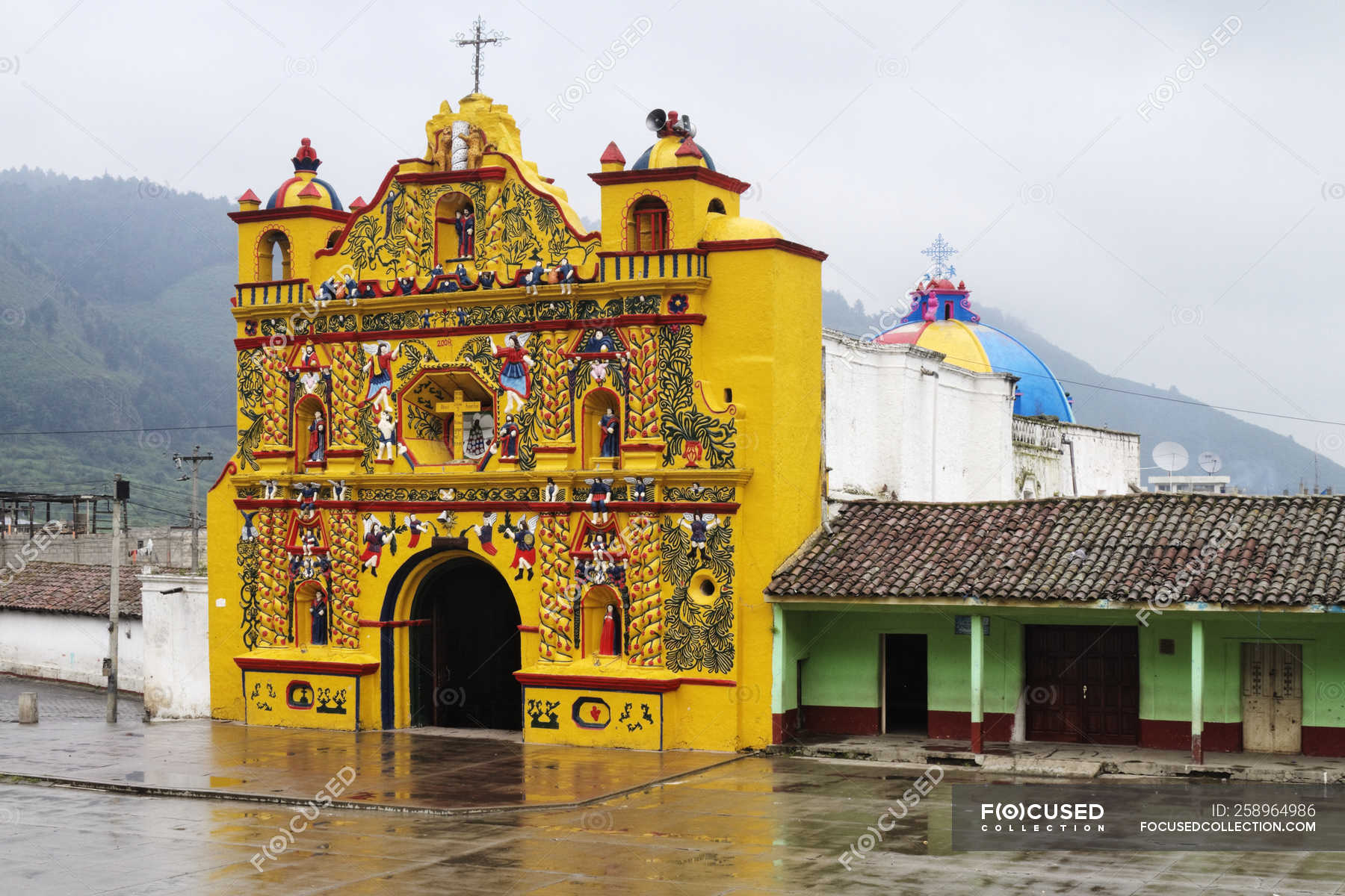 Chiesa colorata di San Andres Xecul San Andres Xecul, Guatemala — esterno, telecomando - Stock Photo | #258964986