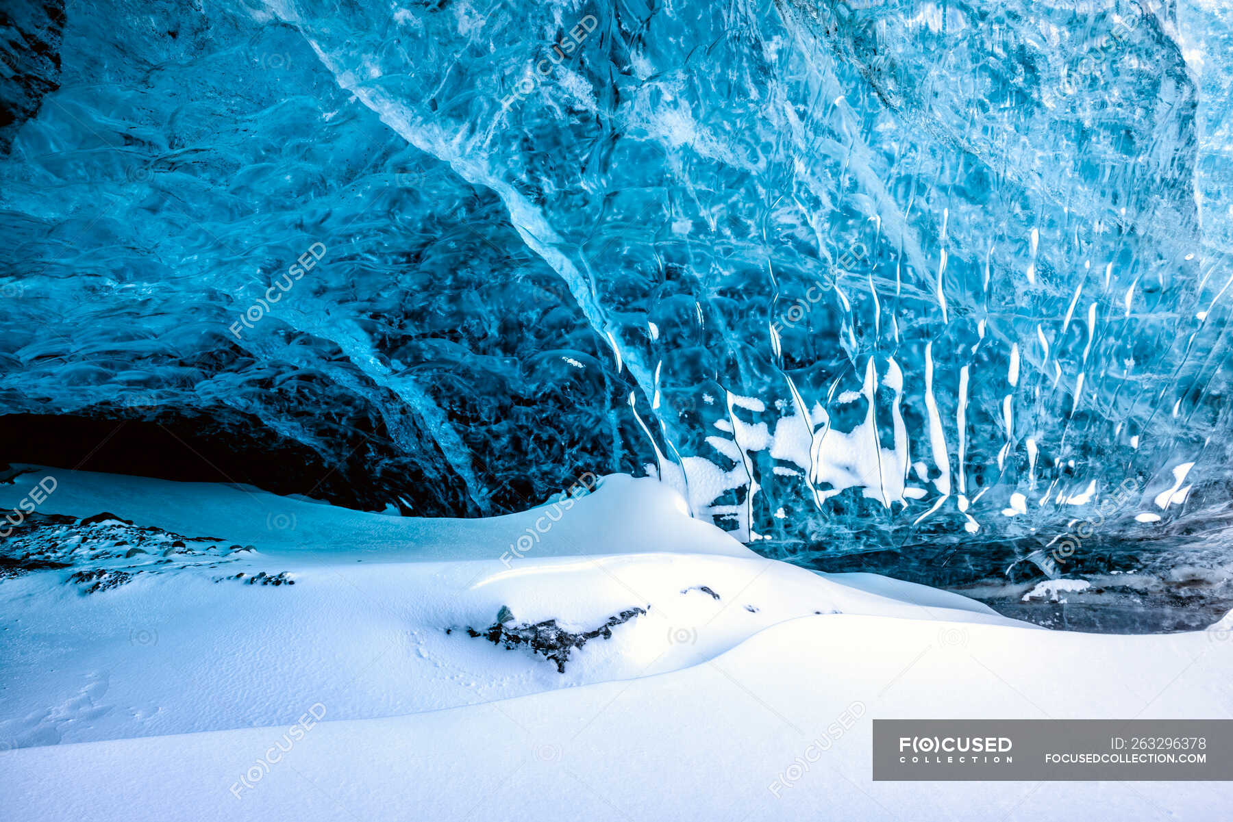 Glacier ceiling of ice cave — snow, tranquil - Stock Photo | #263296378