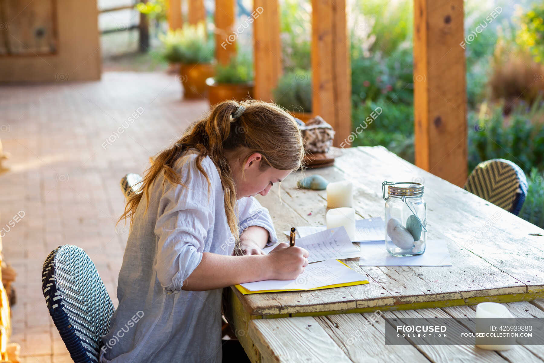 Красивые азиаты маленькие школьники. Щгеышву еру сщьащке ящту. Думает в парке. Outside write. Девушка писает под деревом.