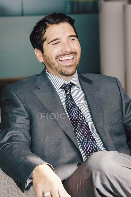 Hombre con traje y corbata - foto de stock