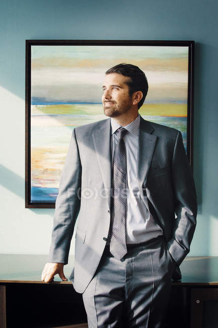 Porträt eines Mannes im Anzug — Stockfoto