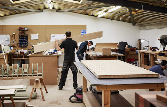 Dois homens trabalhando com madeira — Fotografia de Stock