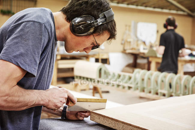 Mann schneidet mit kleiner Handsäge Holz. — Stockfoto