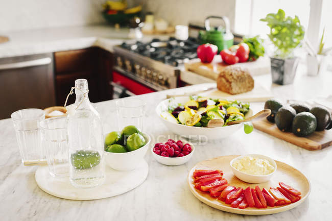 Scelta di insalate fresche preparate — Foto stock