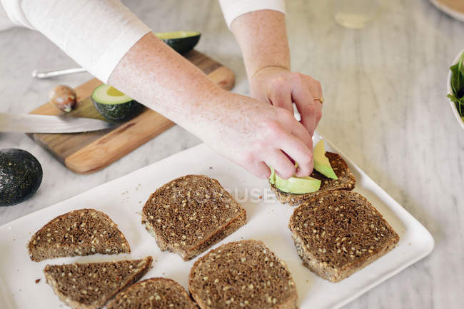 Femme préparant un sandwich — Photo de stock