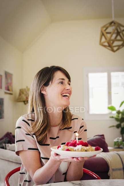 Mujer sosteniendo un plato con postre - foto de stock