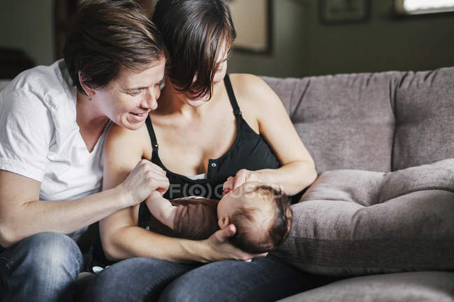 Donne che giocano con la loro bambina . — Foto stock