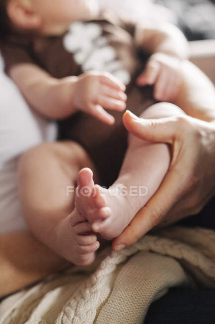 Mère tenant un bébé — Photo de stock