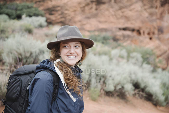 Donna sorridente che cammina in un canyon — Foto stock