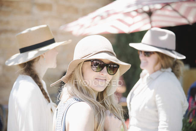 Mujeres que usan sombreros y gafas de sol - foto de stock
