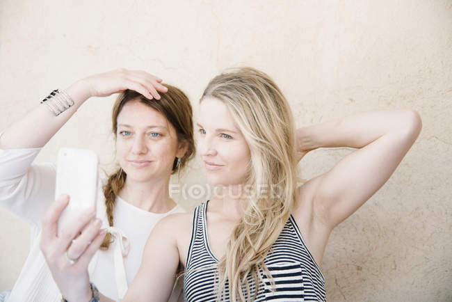 Mulheres tomando uma selfie com um telefone celular . — Fotografia de Stock